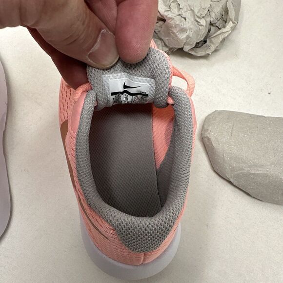 Nike Tanjun Youth 10.5c Girls Pink Gray & Gold Sneakers Shoes‎ 818385-607 New - Picture 7 of 9